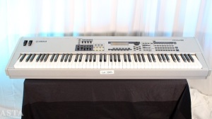 YAMAHA MO8 KEYBOARD