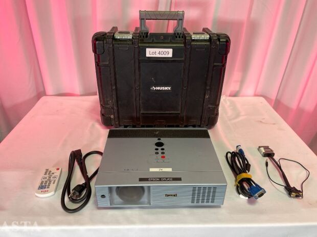 ELKI LC-XB43 PROJECTOR WITH ROADCASE